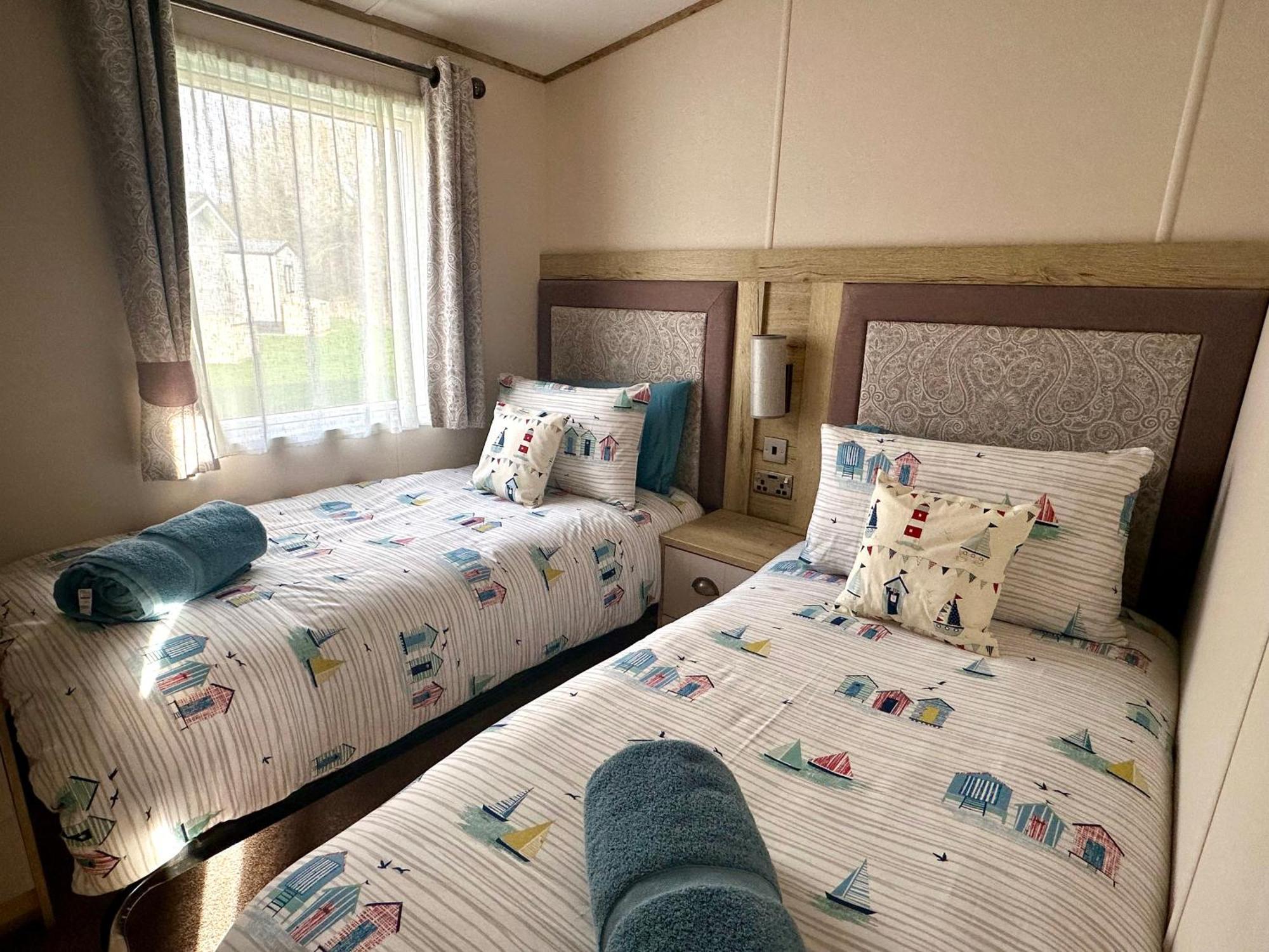 The Boat House, Hot Tub Lodge South Cerney Eksteriør billede